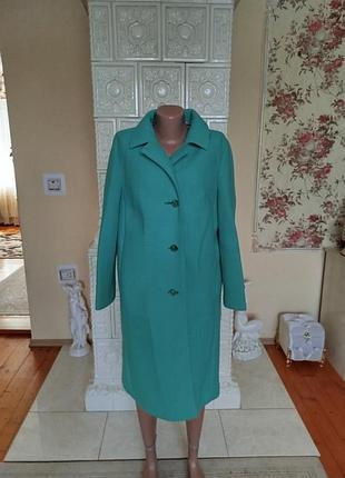 Трендове зелене пальто колір трохи відрізняється те що на камері