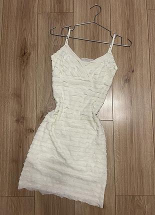 Молочна сукня рюшами