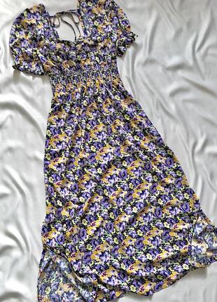 Легка довга сукня з розрізами по бокам