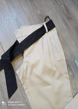 Зауженные бежевые слаксы брюки со складками4 фото
