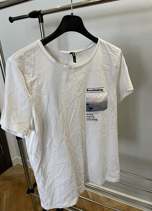 Біла футболка