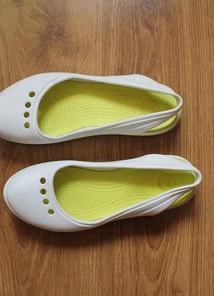 Босоножки, сандалии, балетки аквашузы женские crocs tone skylar flat w8