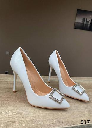 Білі туфлі човники на каблуку базові туфлі лодочки на підборах світлі туфлі на шпильці