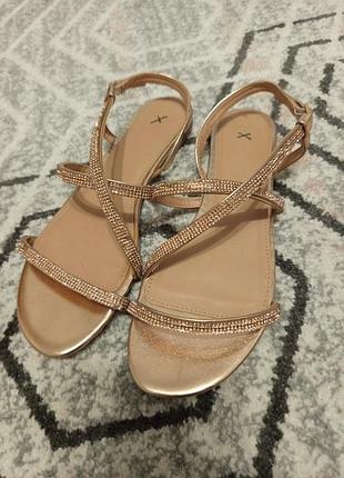 Красиві босоніжки з стразами