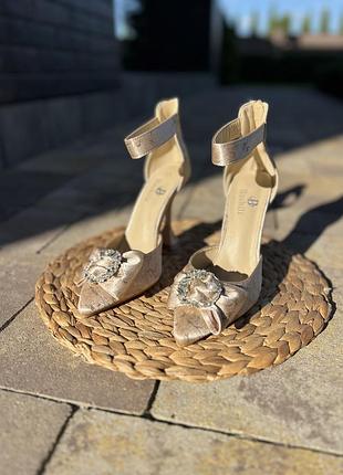 Туфлі босоніжки на фігурному каблуку