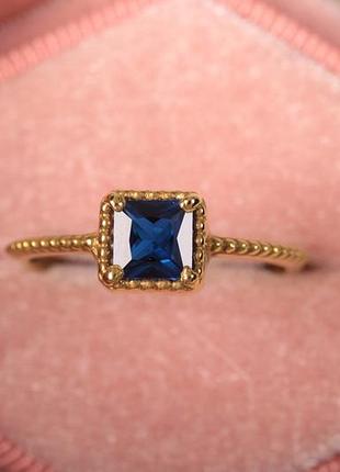 Кільце з жовтого золота з синім фіанітами k-0218