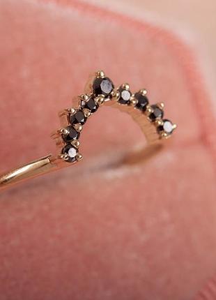 Кольцо  из желтого золота с черными фианитами к-0359