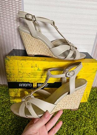 Стильні жіночі босоніжки на платформі босоніжки на танкетці шкіряні бежеві