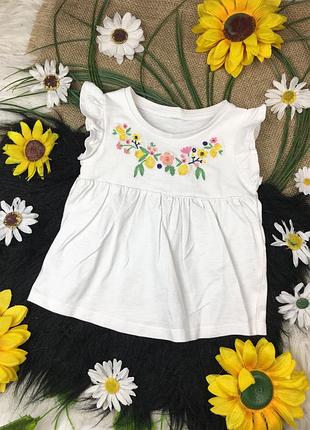 Біла маєчка з вишивкою на 9-12 міс