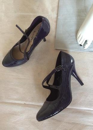 Женские фиолетовые туфли на каблуке