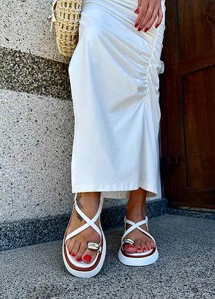 Босоножки белые