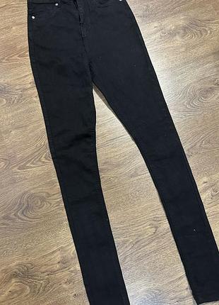 Чорні джинси