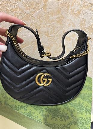 Сумка у формі півмісяця gucci gg marmont half-moon-shaped mini bag