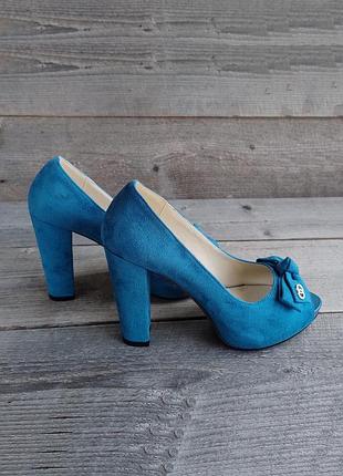 Замшевые туфли босоножки на толстом каблуке темно голубые открытый носок peep toe