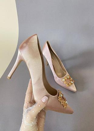 Рожеві туфлі човники на каблуку  пудрові туфлі на шпильці з брошкою атласні туфлі рожеві на підборах