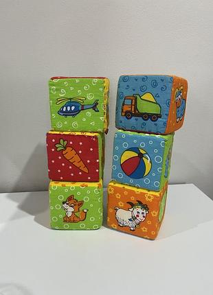 Іграшки дитячі, кубики та книжки