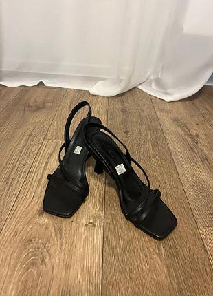 Стильні босоніжки