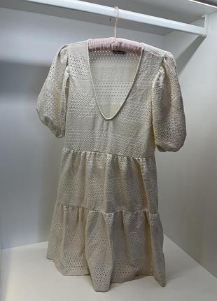 Stradivarius платье летнее молочное кружевное, платье короткая с перфорацией свободный крой рукав фонарик