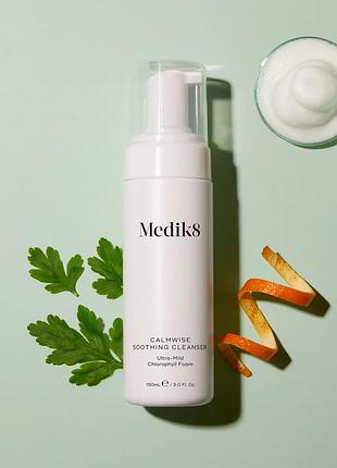 Мягкая очищающая пенка для кожи с куперозом medik8 calmwise soothing cleanser ultra-mild chlorophyll foam топ