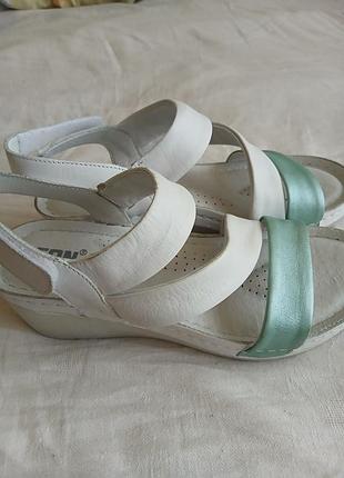 Продам босоніжки