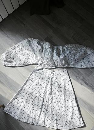 Белый костюм с юбкой и топом
