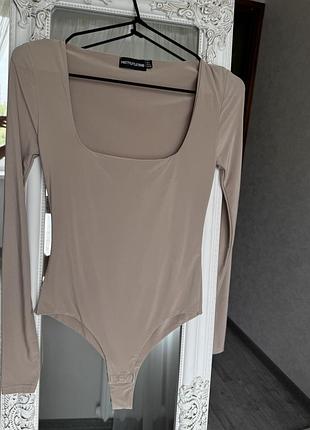 Боді бежевого кольору,подвійна тканина,еластична,гарно лягає по фігурці