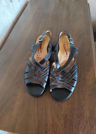 Босоніжки жіночі, нові,шкіряні medicus 38,5 розм