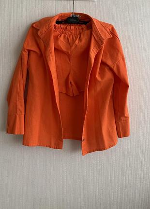 Яскравий помаранчевий літній костюм