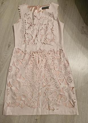 Красивое платье из экокожи в пудровом цвете