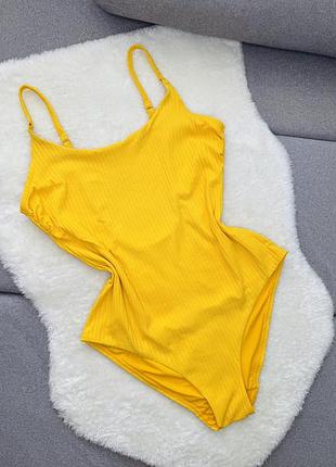 Суцільний купальник в рубчик