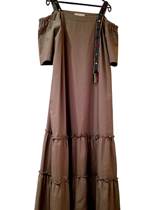 Довга сукня з воланами великого розміру