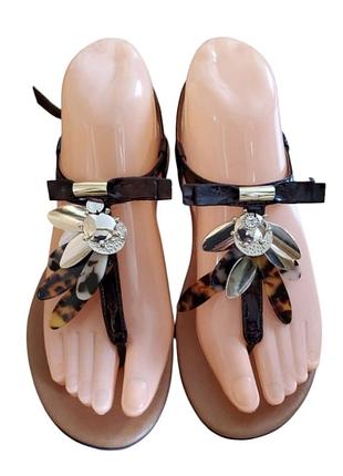 Елегантні босоніжки бренда fitflop