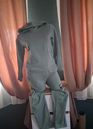 Спортивный костюм на девочку детский зеленого цвета прямые брюки и кофта с капюшоном