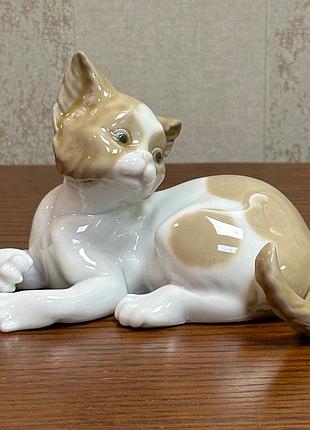 Фарфоровая статуэтка lladro «удивленный котенок».