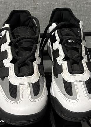 Чорно-білі кросівки adidas