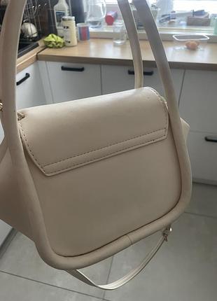 Продам стильну сумочку молочного кольору.2 фото
