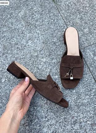 Замшеві шльопанці на підборах з фурнітурою шоколадний колір