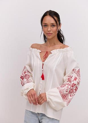 Молочная вышиванка с открытым плечами и красной вышивкой