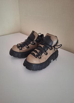 Ботинки на високій підошві