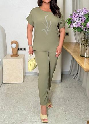 Зручний брючний костюм, футболка туніка та завужені брюки