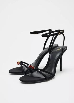 Босоніжки з перехресними ремінцями та намистинами