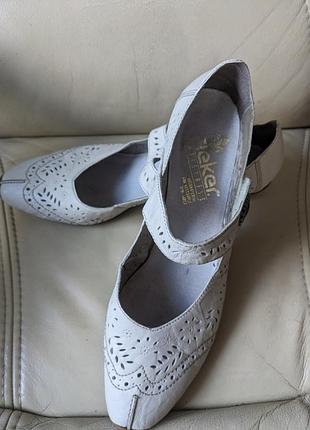 Босоніжки жіночі rieker білі з перфорацією шкіряні сандалі туфлі святкові rieker розмір 41 -41,5