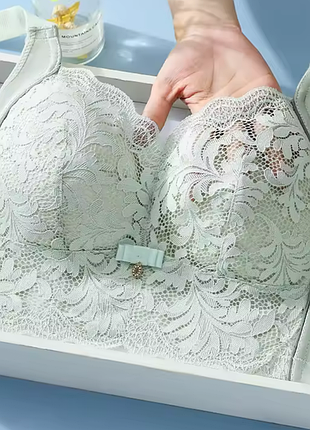 Красивый кружевый бюстгальтер с широкой спинкой