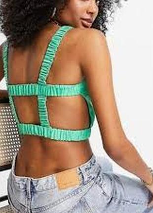 Яркая майка с открытой спиной