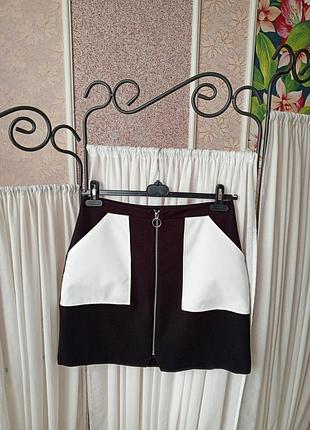 Стильна чорно-біла юбка на замку papaya.