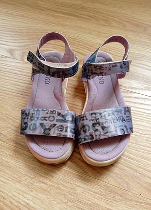 Продам босоножки на девочку