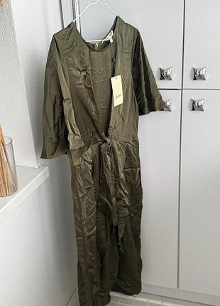 Нове з биркою плаття