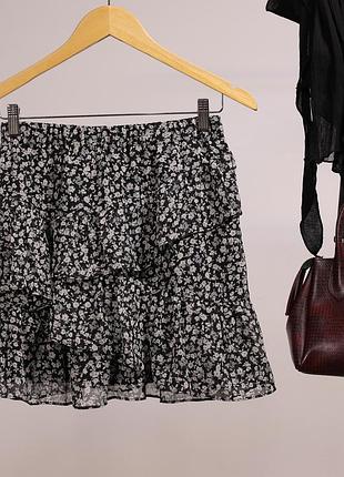 Милая мини юбка в цветочный принт с рюшами stradivarius