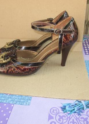 Босоніжки лаковані на підборах.