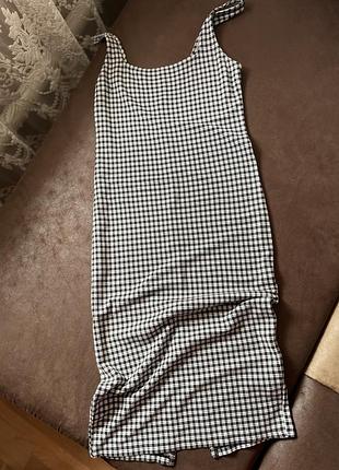 Сукня на брителях